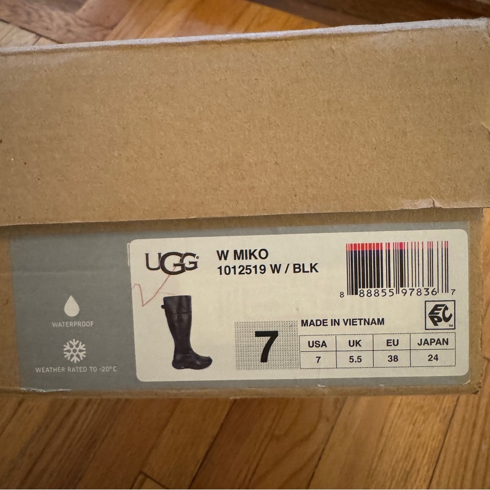 UGG Winter Boots

Miko Black Leather

Women's Black Fur-Lined Winter Boots - Picture 9 of 9